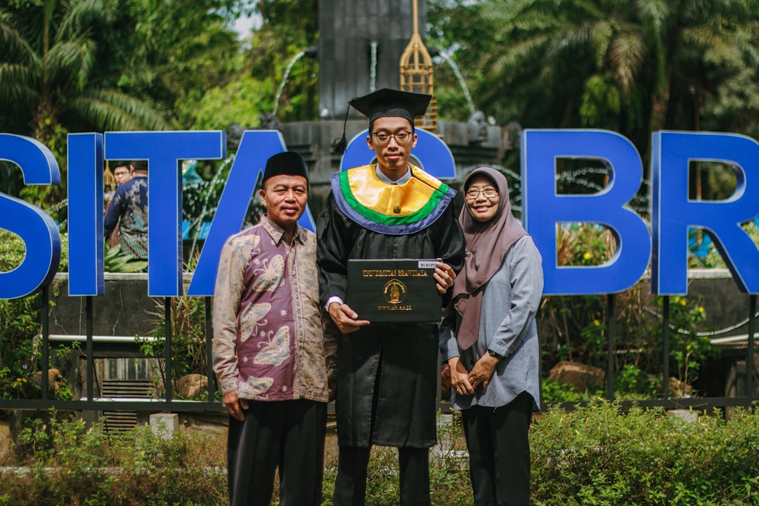 Trik Membuat Brosur Satu Halaman yang Padat Informasi dan Tetap Menarik